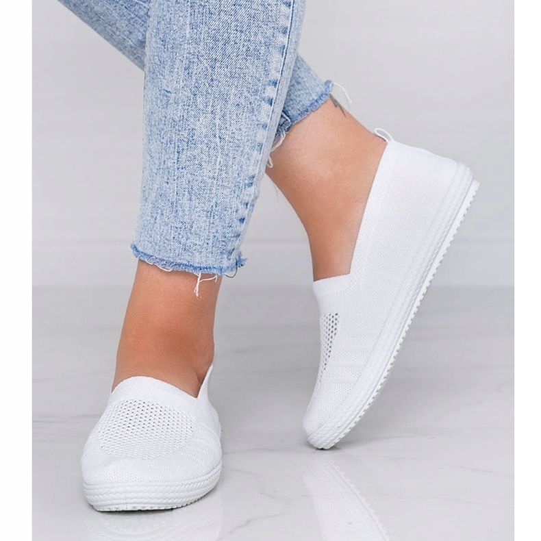 Tmavě bílé prolamované tenisky Slip On bílý 1
