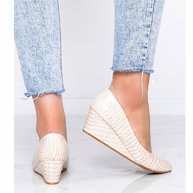 Béžové lodičky se vzorem krokodýlí kůže na klínové patě Wildlife béžový 1