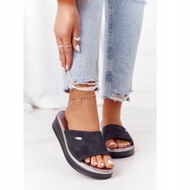 Černé pantofle na klínku Sergio Leone SK042 černá 1 Černé pantofle na klínku Sergio Leone SK042 černá 1