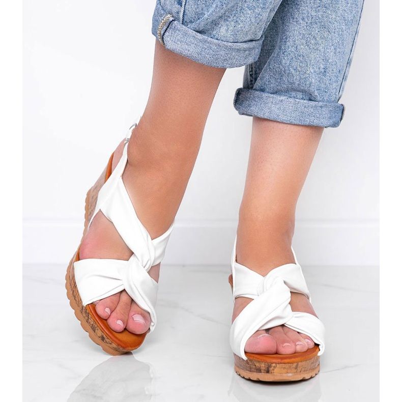 Bílé sandály na klínové patě Buenos Aires bílý 1