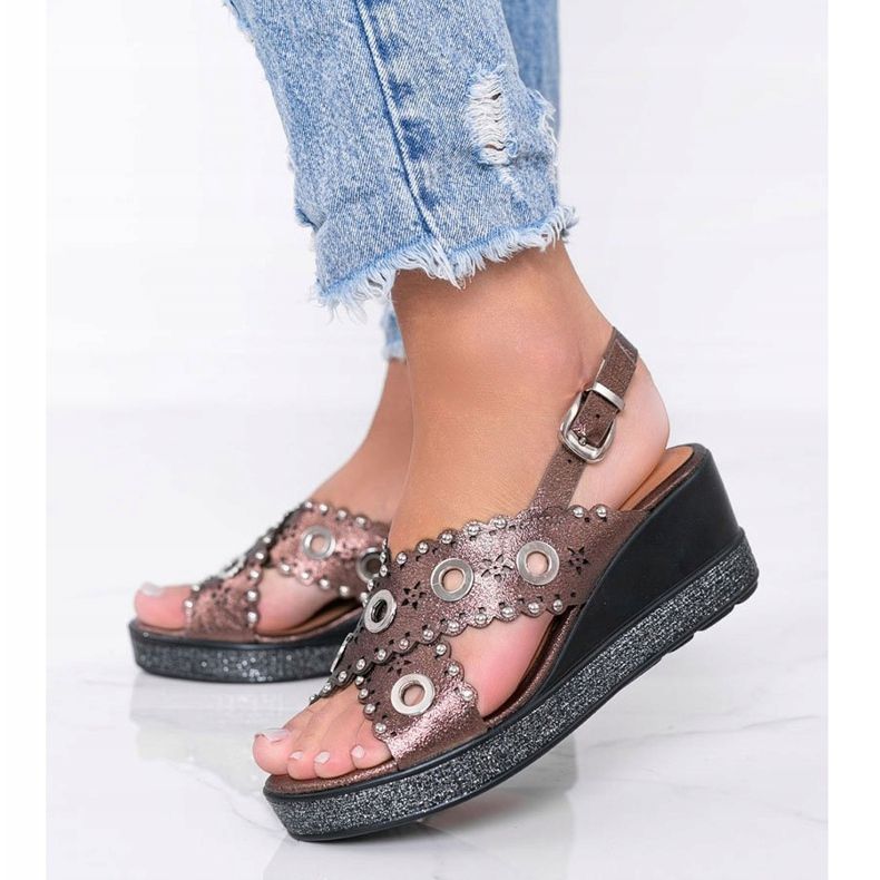 Hnědé metalické klínové sandály Po hnědý 1