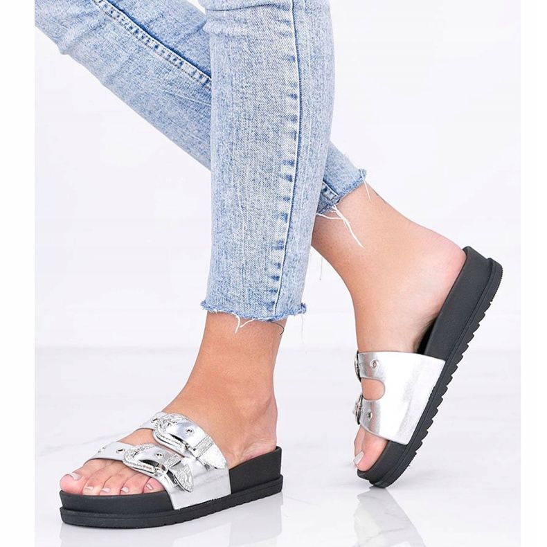 Stříbrné pantofle s ozdobnými přezkami Go Crazy stříbrný 1