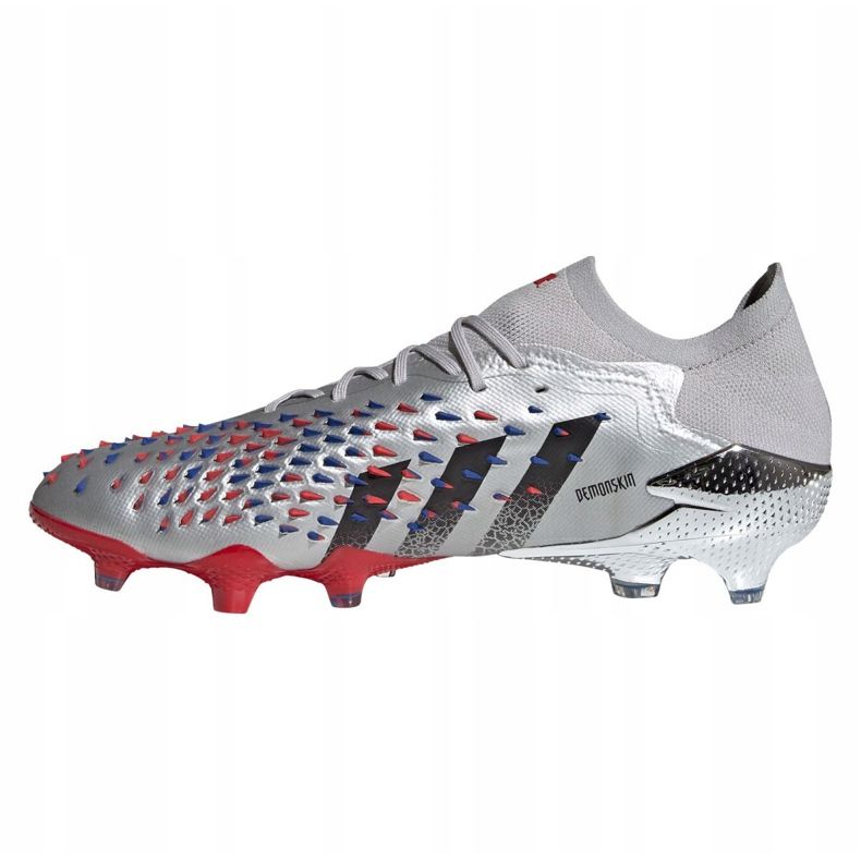 Kopačky Adidas Predator Freak.1 Low Fg M FY1051 šedá stříbrný 1