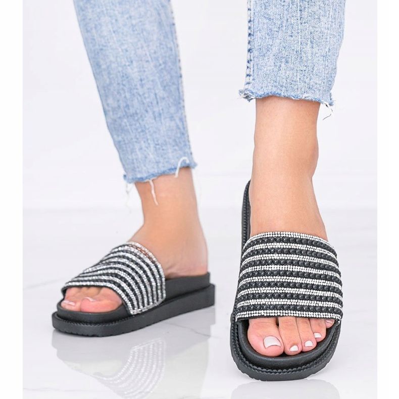 Černé pantofle bohatě zdobené Trishou černá 1