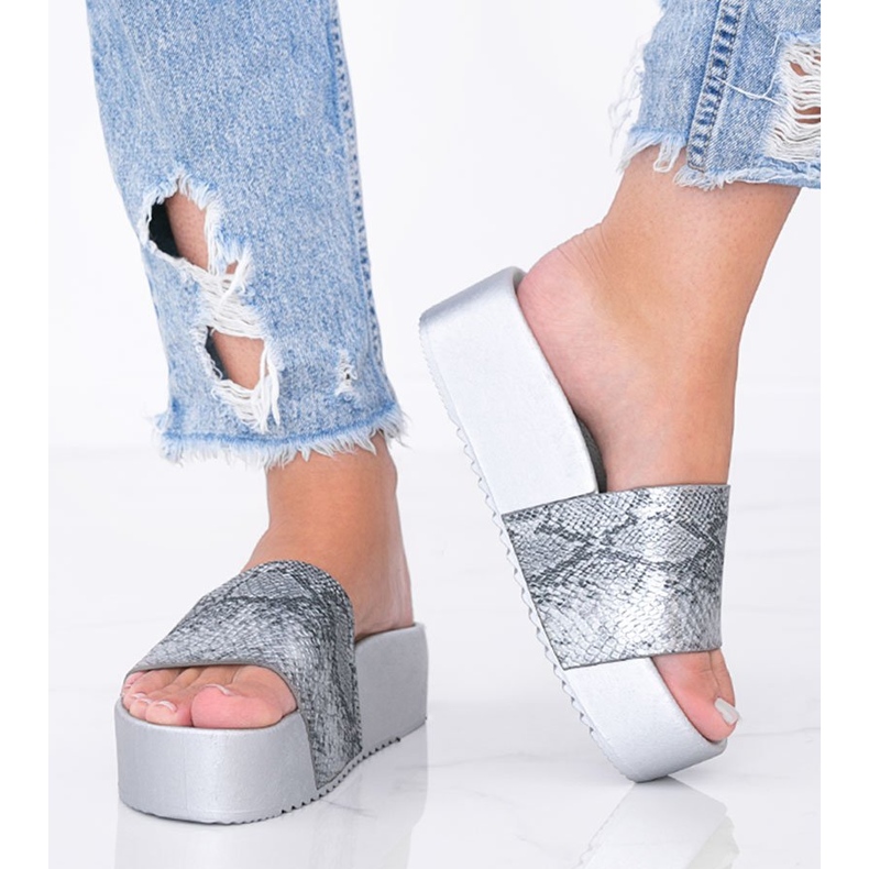 Šedé pantofle na silné podrážce ve vzoru hadí kůže Crysta šedá 1