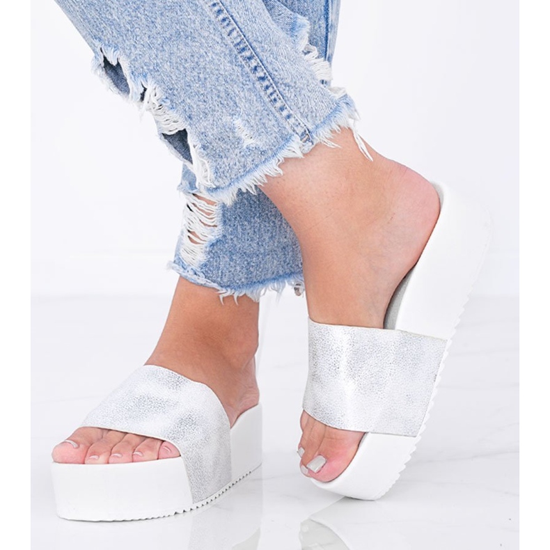 Bílé sandály na silné podrážce Crysta bílý 1