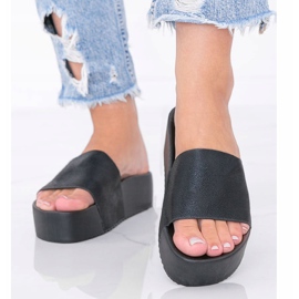 Černé pantofle na silné podrážce Crysta černý 1