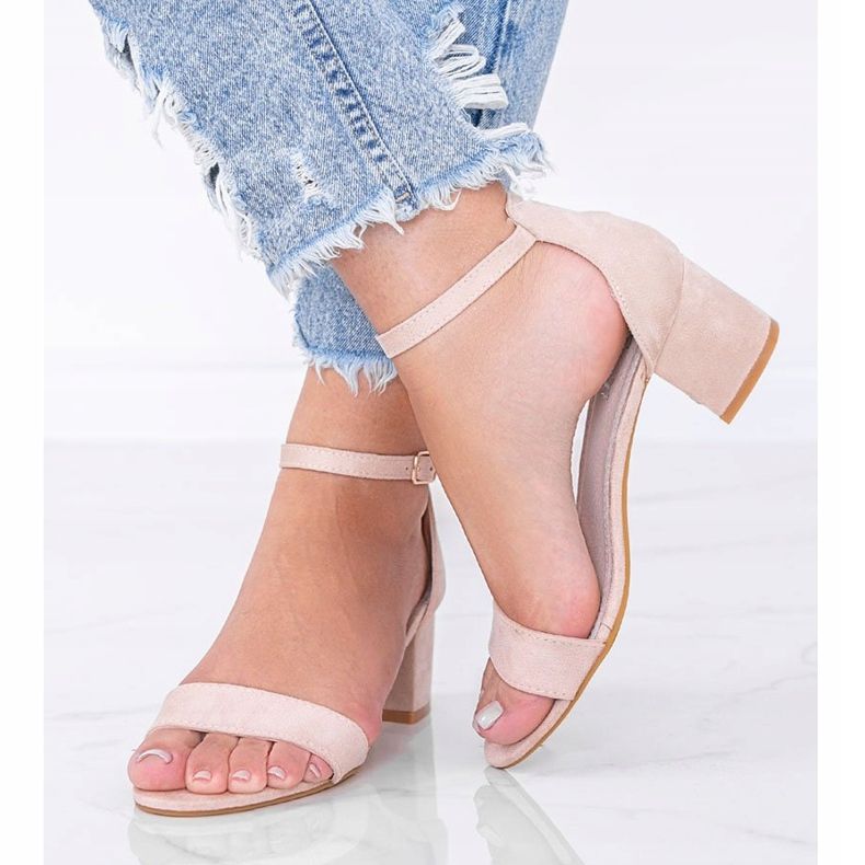 Béžové sandály na nízkém sloupku Váš dotek béžový 1