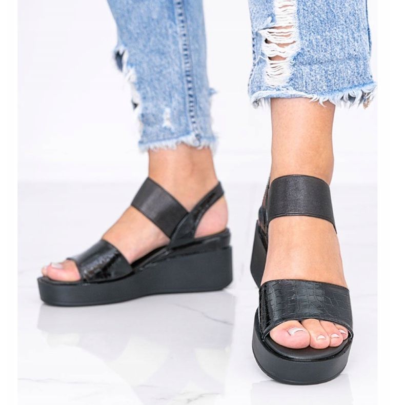 Černé klínové sandály od Tiffi černá 1 Černé klínové sandály od Tiffi černá 1