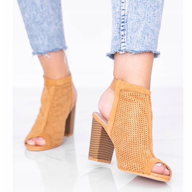 Velbloudí prolamované sandály na sloupku Veronika hnědý 1 Velbloudí prolamované sandály na sloupku Veronika hnědý 1