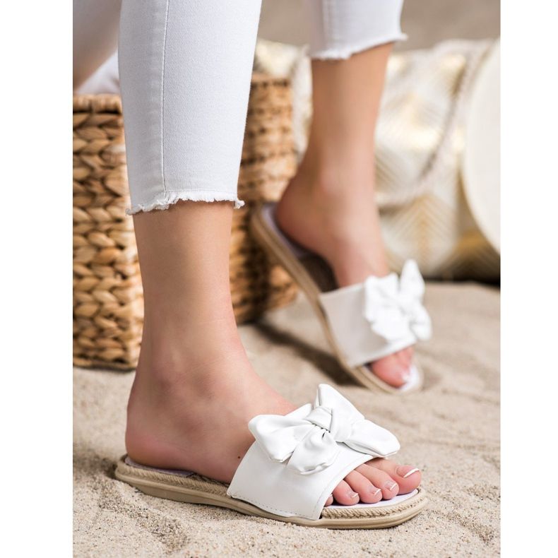 Small Swan Papuče z eko kůže s mašlí bílý 1