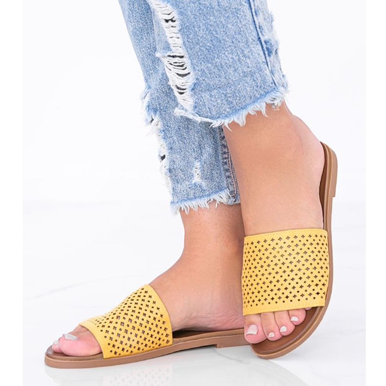 Žluté prolamované dámské pantofle Ballera žlutá 1