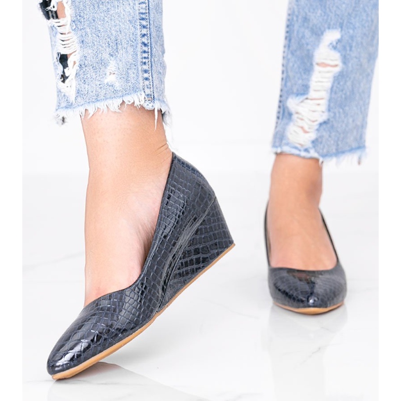 Béžové lodičky se vzorem krokodýlí kůže na klínové patě Wildlife modrý 1