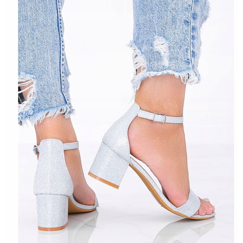 Stříbrné lesklé sandály na nízkém sloupku Malabo stříbrný 1