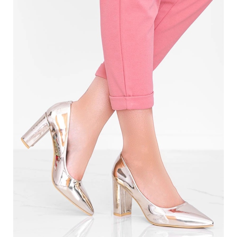 Zlaté lodičky na postu CowGirl zlatý 1