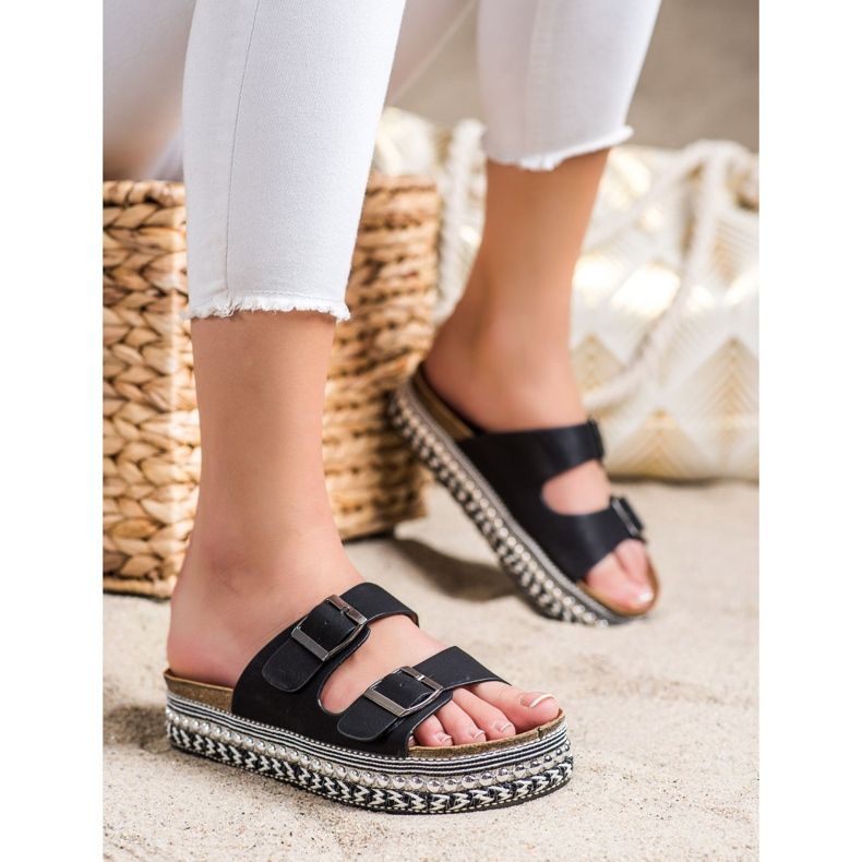 SHELOVET Pantofle s dekorativní platformou černá 1