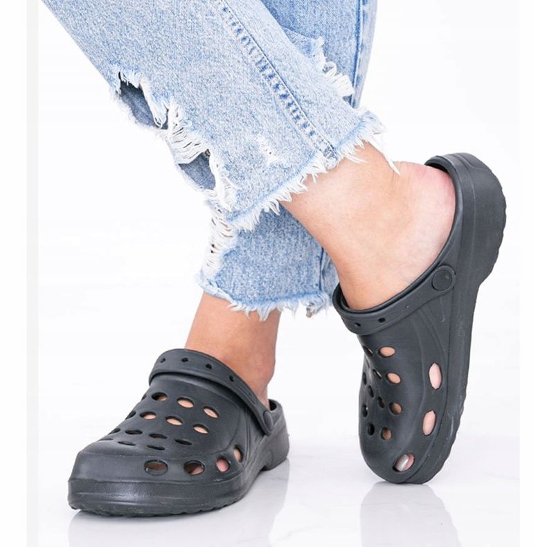 Černé dámské pantofle Karolinos černá 1