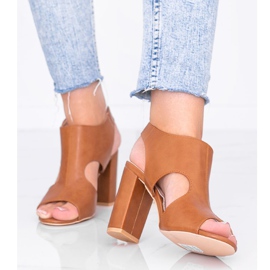 Hnědé sandály na sloupku Gally hnědý 1