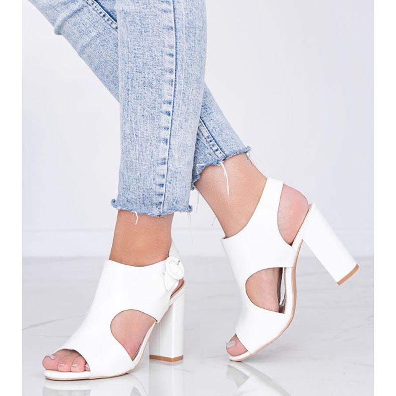 Bílé sandály na postu Gally bílý 1