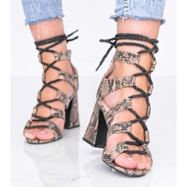 Veselý motiv hadí kůže v béžových sandálech 1