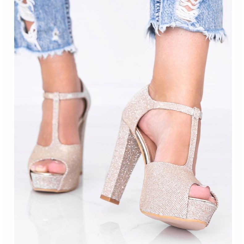 Lesklé zlaté lodičky na sloupku Elissa zlatý 1