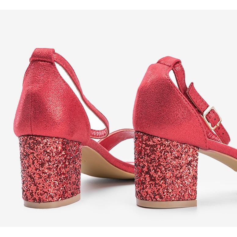 Červené sandály na příspěvku Víte 1