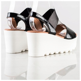 Weide Lehké sandály na bílém klínu černá 1