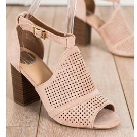 SHELOVET Vestavěné prolamované sandály béžový 1