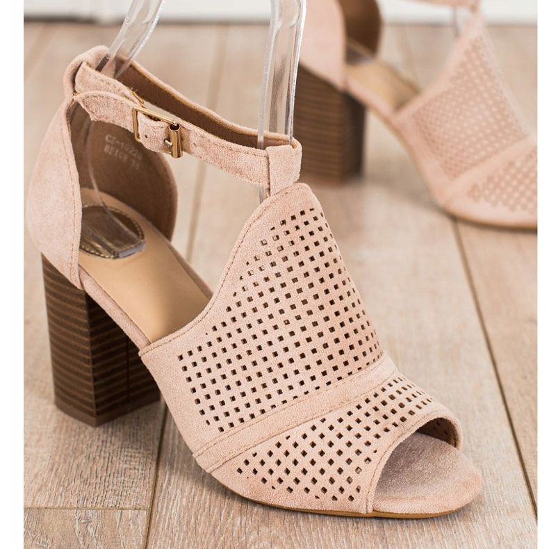 SHELOVET Vestavěné prolamované sandály béžový 1