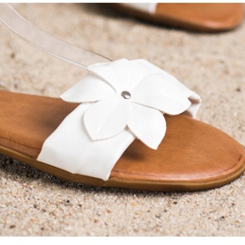 Diamantique Bílé sandály s květinou bílý 2