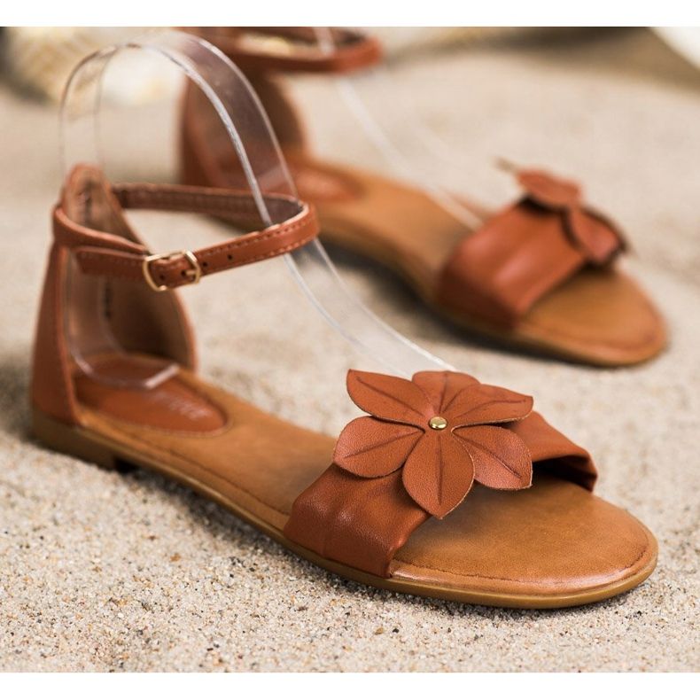 Diamantique Hnědé sandály s květinou hnědý 1