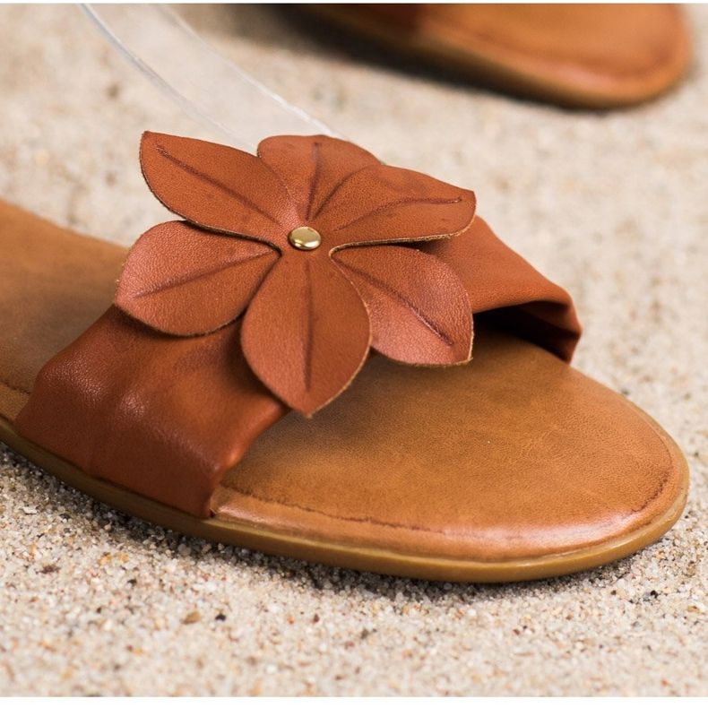 Diamantique Hnědé sandály s květinou hnědý 2