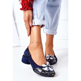 Semišové lodičky Maciejka 04835-17 Navy Blue s květinami námořnická modrá 2 Semišové lodičky Maciejka 04835-17 Navy Blue s květinami námořnická modrá 2