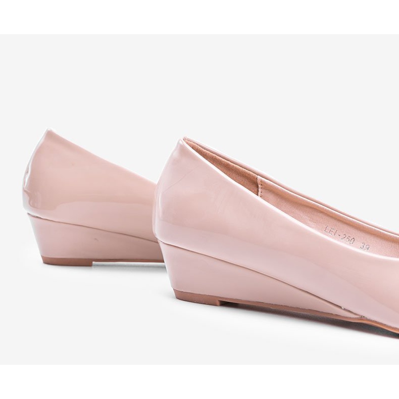 Béžové lodičky na nízkém klínovém podpatku Chantal béžový 1 Béžové lodičky na nízkém klínovém podpatku Chantal béžový 1