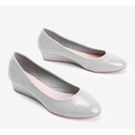 Šedé lodičky na nízkém klínovém podpatku Chantal šedá 2