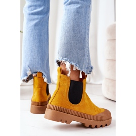 Mulanka Pracovníci na semiši na žluté platformě pojďte se mnou žlutá 2