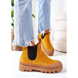 Mulanka Pracovníci na semiši na žluté platformě pojďte se mnou žlutá 1