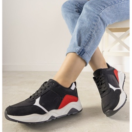 Černé tenisky s červenými tréninkovými vložkami černá červené 1 Černé tenisky s červenými tréninkovými vložkami černá červené 1