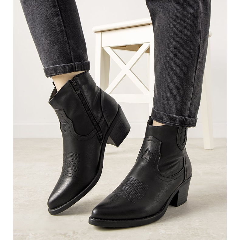 Černé kovbojské boty s vyšívaným vzorem Mustgrow černá 1