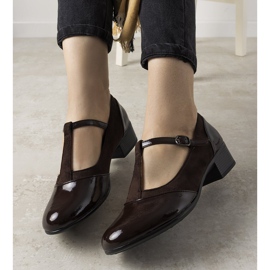 Hnědé lodičky na sloupku s lakovanou manamskou špičkou hnědý 1 Hnědé lodičky na sloupku s lakovanou manamskou špičkou hnědý 1