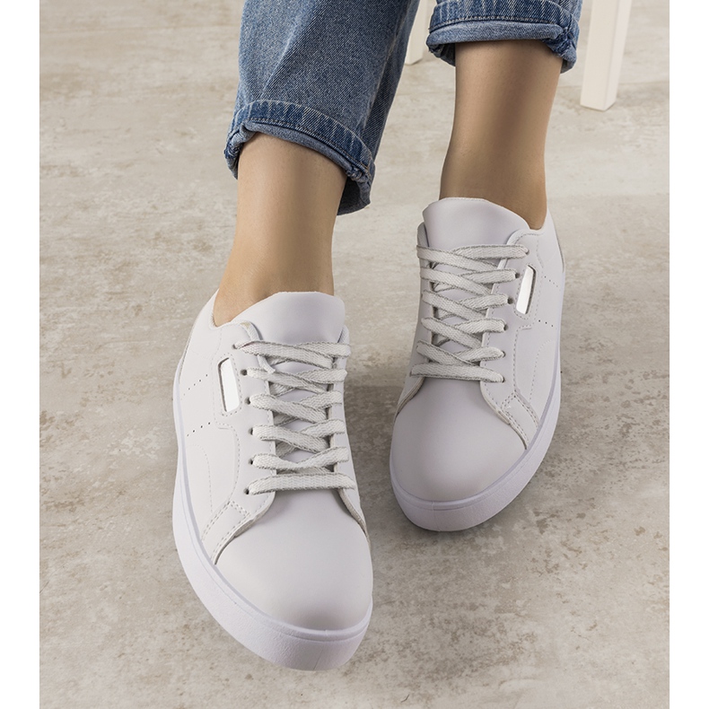 Bílé a stříbrné tenisky od Boomshom bílý 1