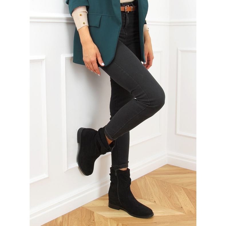 Černé boty na skryté klínové patě D7568 Černá 2