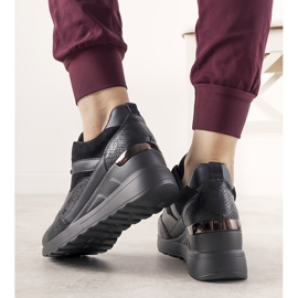 Černé tenisky se vzorem hadí kůže od Halsey černá 1