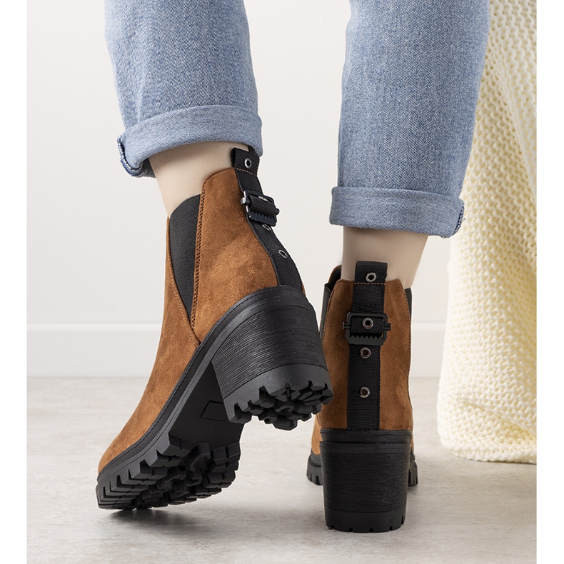 Velbloudí boty na sloupku Cissy hnědý 1