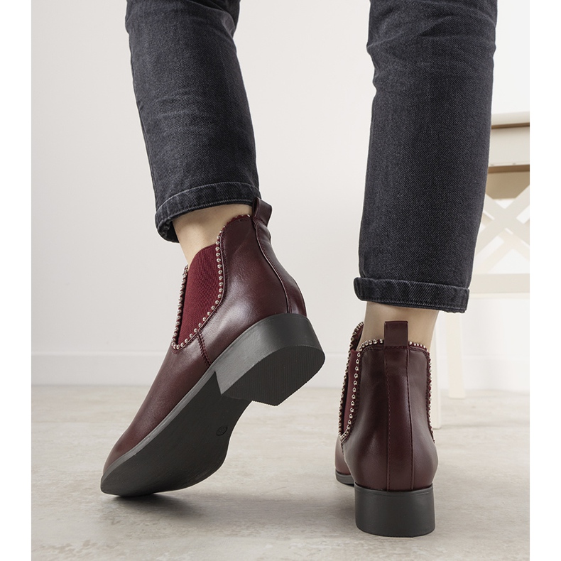 Klasické červené kotníkové boty s gumičkou a cvočky Merino 1