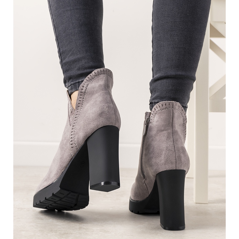 Šedé boty na sloupku Bushido šedá 2