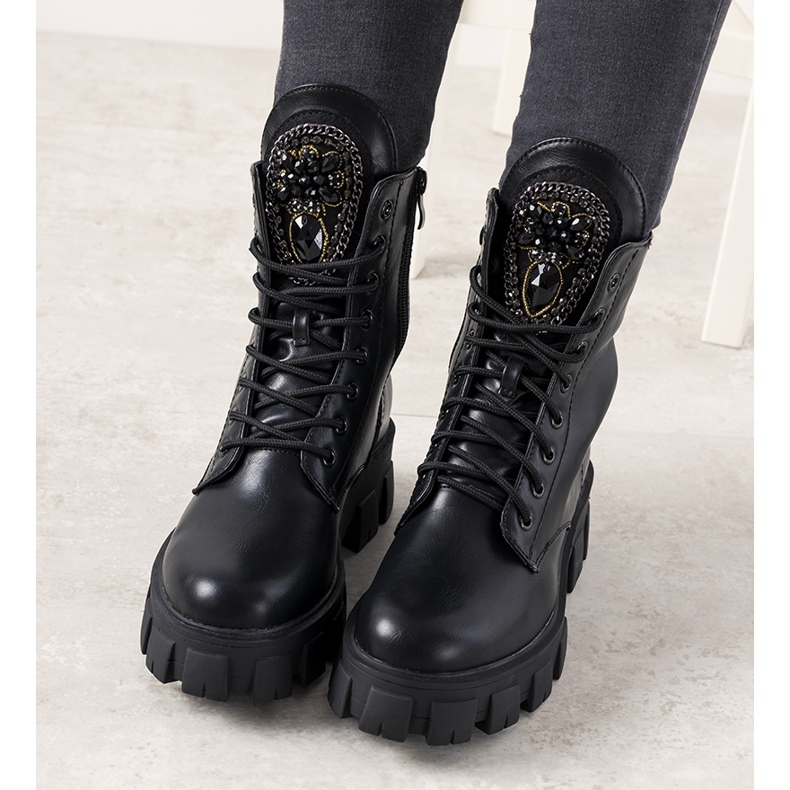 Černí lovci s ozdobným romským jazykem černá 1