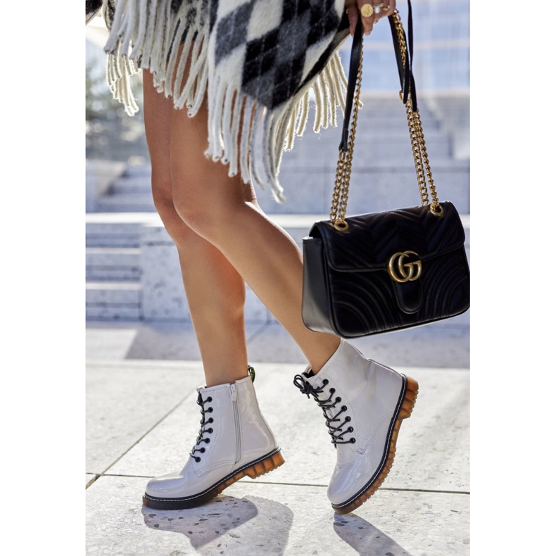 PE1 Lakované dělnické boty na bílé posuvné pažbě bílý 2 PE1 Lakované dělnické boty na bílé posuvné pažbě bílý 2