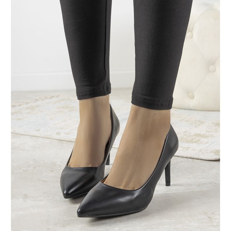 Černé klasické lodičky na jehlovém podpatku Isla černá 1