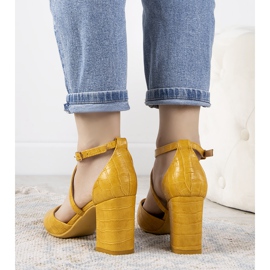 Žluté lodičky na sloupku Strutt žlutá 1